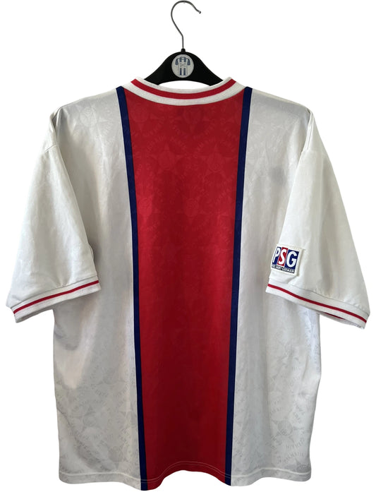 Maillot de foot vintage extérieur blanc du PSG de la saison 1995/1996. On peut retrouver l'équipementier Nike et le sponsor Opel. Il s'agit d'un maillot authentique d'époque.