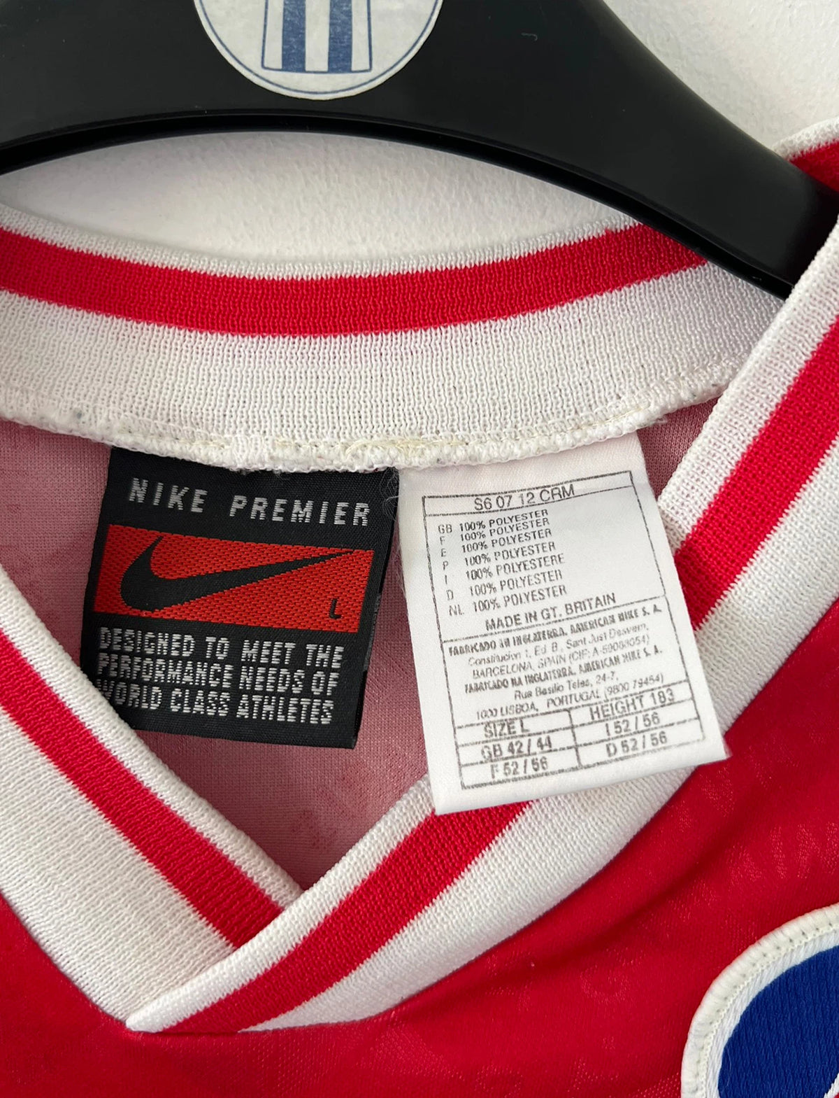Maillot de foot vintage extérieur blanc du PSG de la saison 1995/1996. On peut retrouver l'équipementier Nike et le sponsor Opel. Il s'agit d'un maillot authentique d'époque.