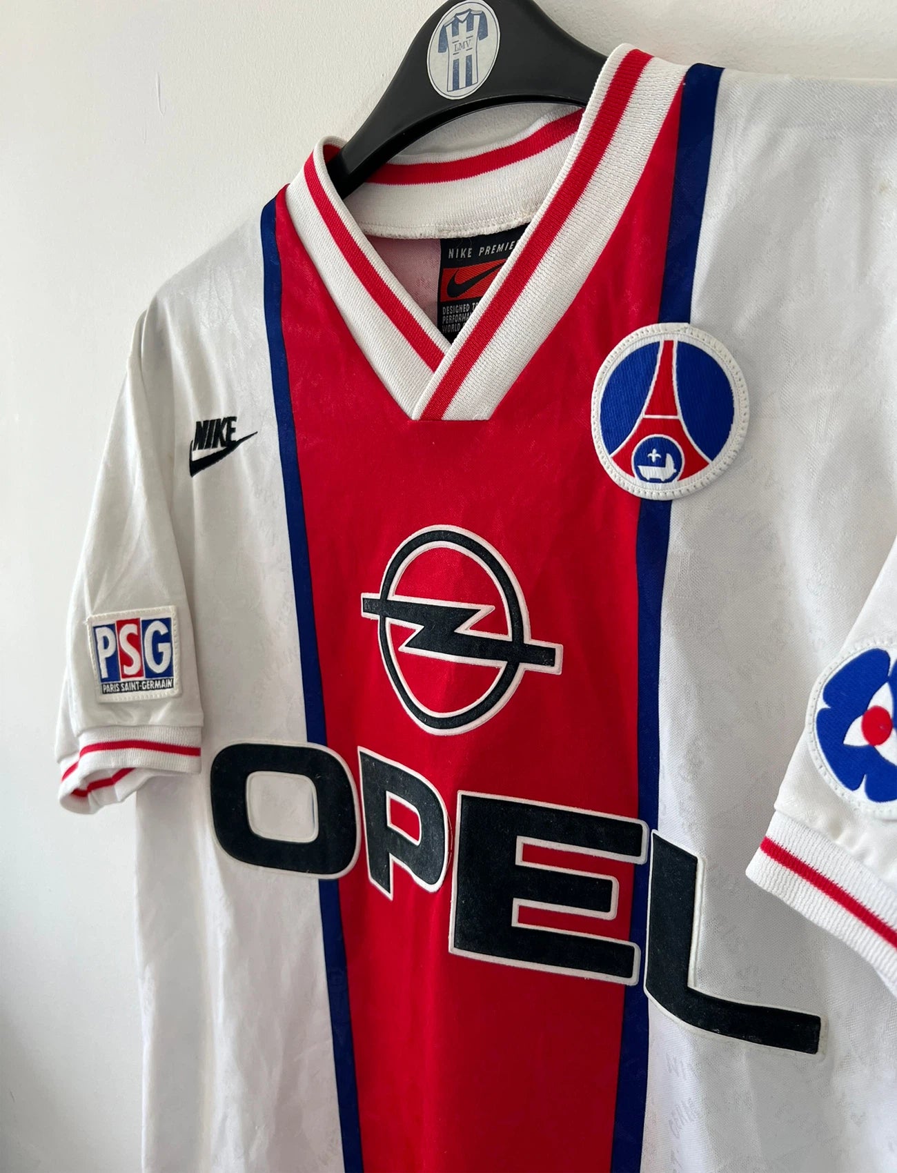 Maillot de foot vintage extérieur blanc et rouge du PSG 1995/1996. On peut retrouver l'équipementier Nike et le sponsor Opel. Le maillot est floqué du numéro 7 Leonardo. Il s'agit d'un maillot authentique d'époque. 