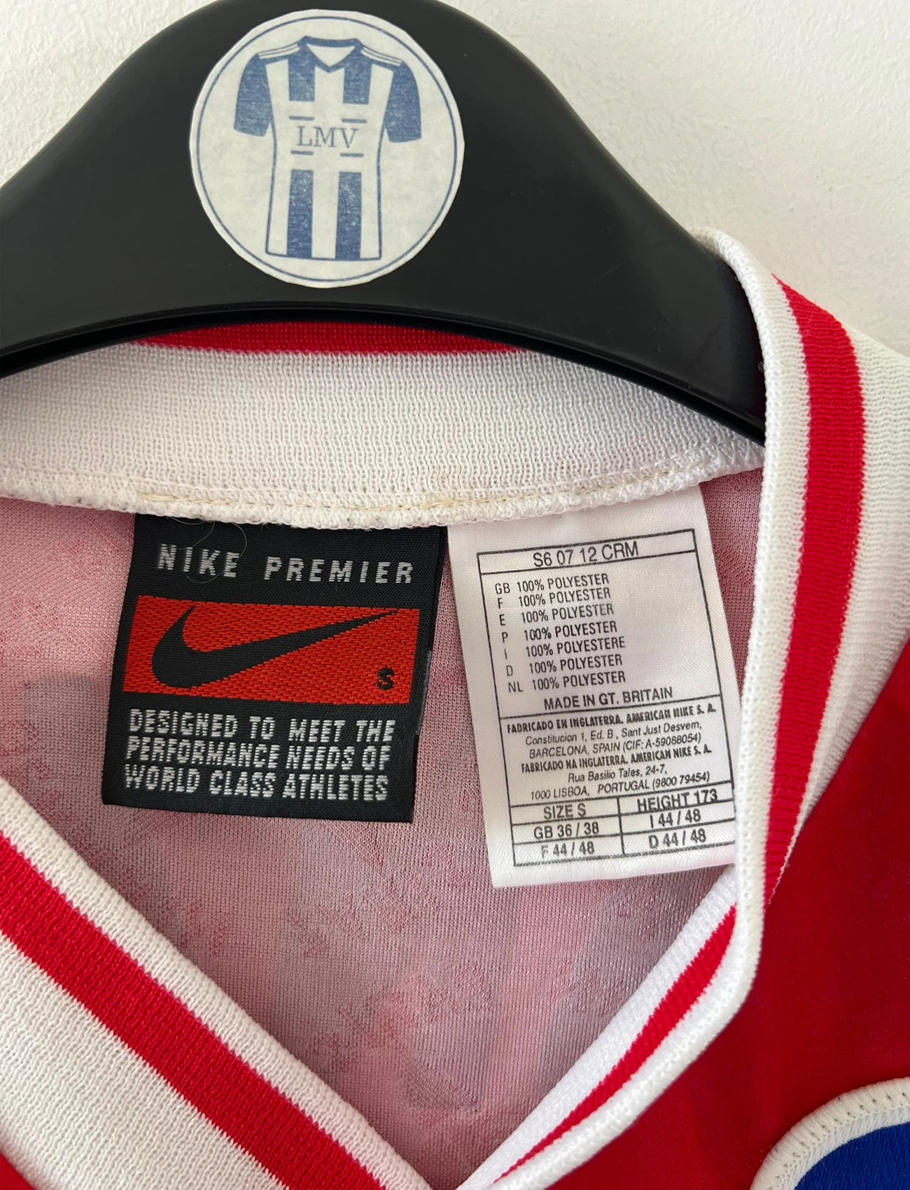 Maillot de foot vintage extérieur blanc et rouge du PSG 1995/1996. On peut retrouver l'équipementier Nike et le sponsor Opel. Le maillot est floqué du numéro 7 Leonardo. Il s'agit d'un maillot authentique d'époque. 