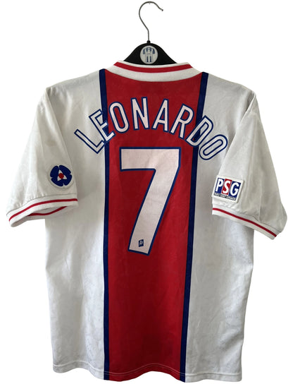Maillot de foot vintage extérieur blanc et rouge du PSG 1995/1996. On peut retrouver l'équipementier Nike et le sponsor Opel. Le maillot est floqué du numéro 7 Leonardo. Il s'agit d'un maillot authentique d'époque. 