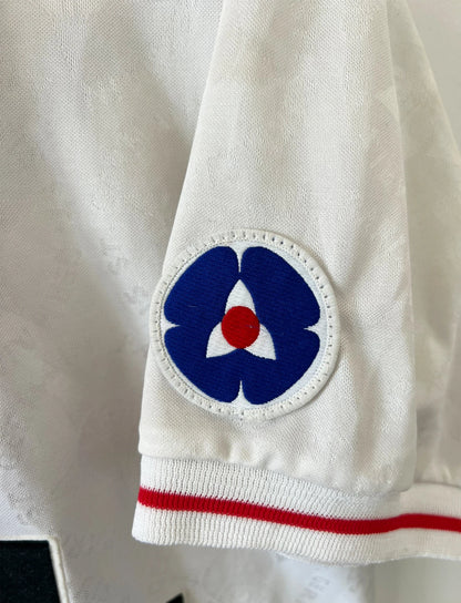 Maillot de foot vintage extérieur blanc et rouge du PSG 1995/1996. On peut retrouver l'équipementier Nike et le sponsor Opel. Le maillot est floqué du numéro 7 Leonardo. Il s'agit d'un maillot authentique d'époque. 
