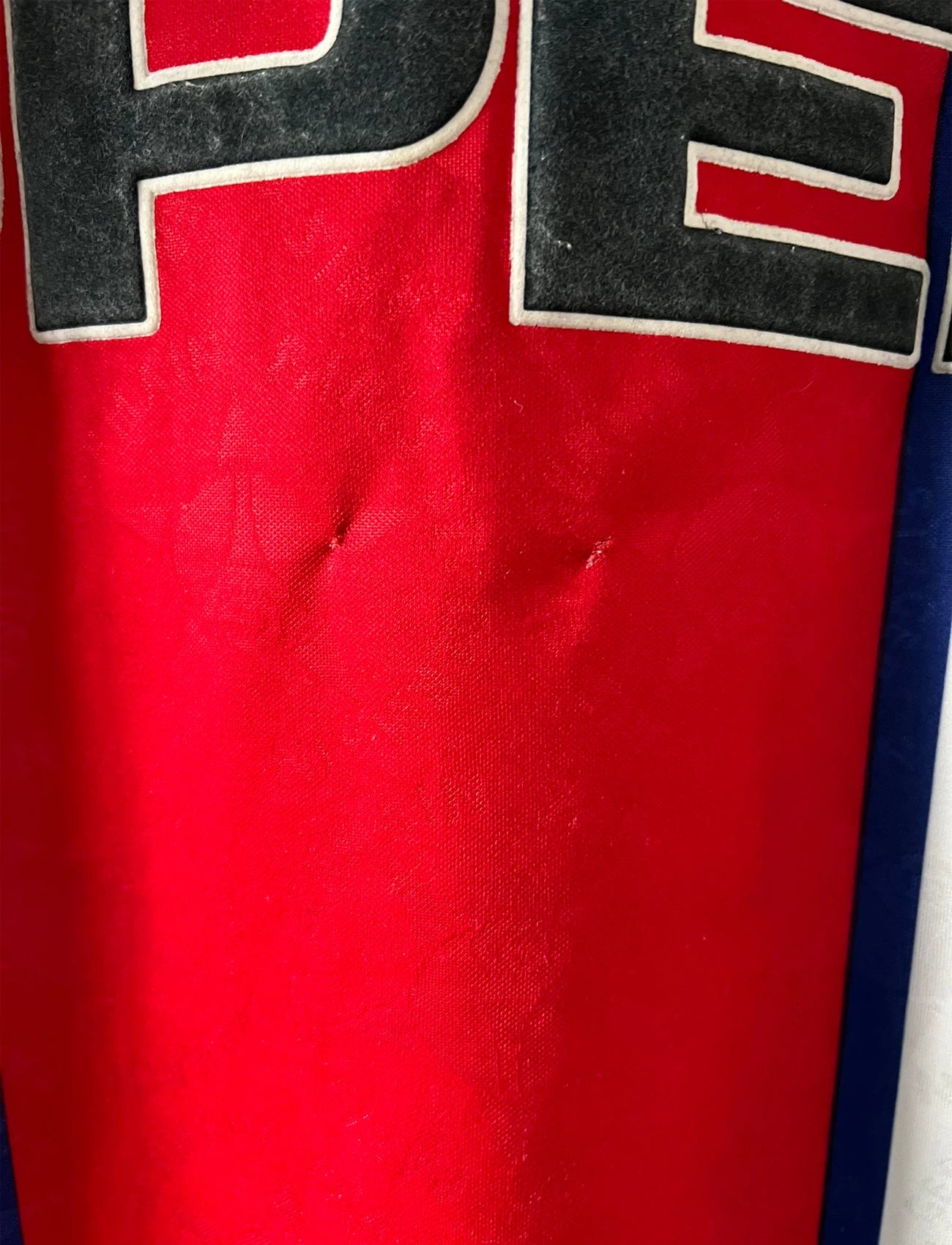 Maillot de foot vintage extérieur blanc du PSG de la saison 1995/1996. On peut retrouver l'équipementier Nike et le sponsor Opel. Le maillot est floqué du numéro 11 Patrice Loko. Il s'agit d'un maillot authentique d'époque.