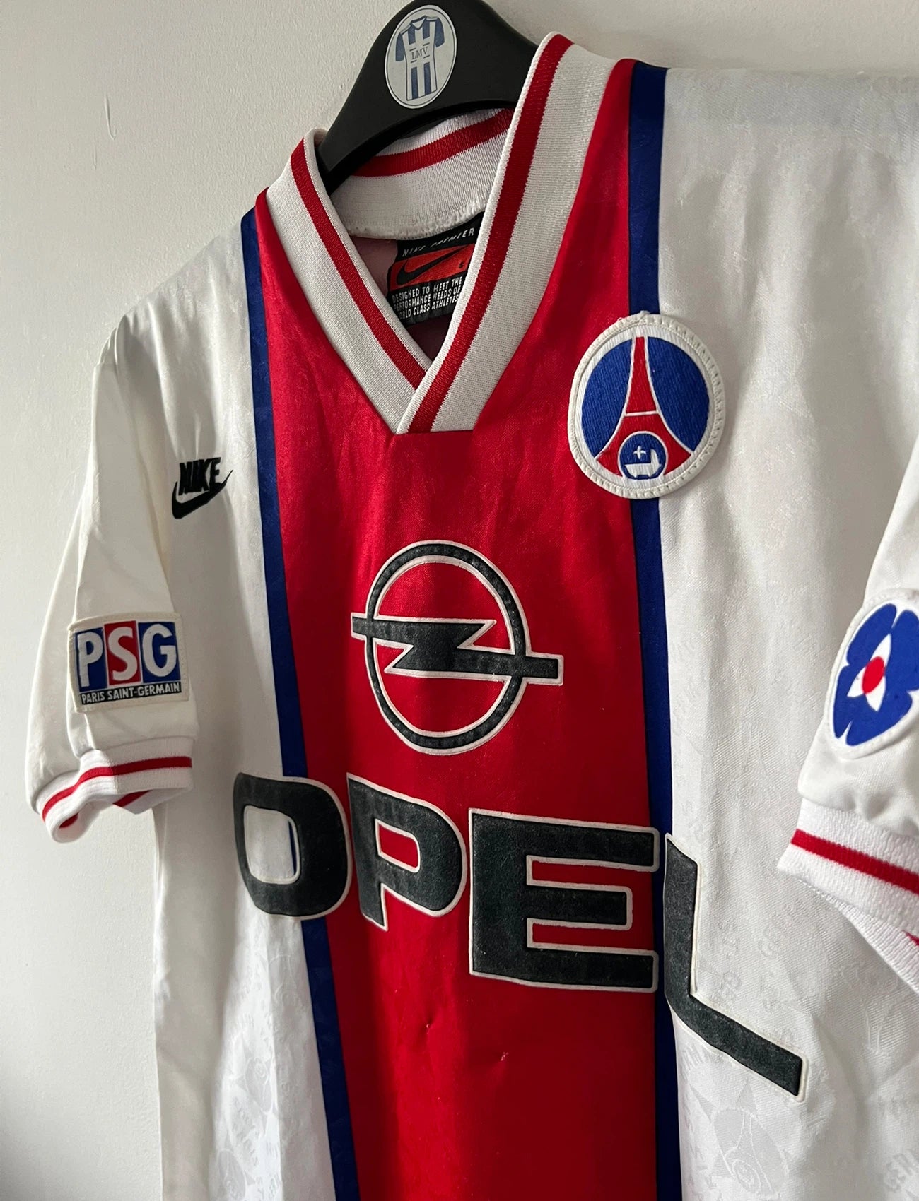 Maillot de foot vintage extérieur blanc du PSG de la saison 1995/1996. On peut retrouver l'équipementier Nike et le sponsor Opel. Le maillot est floqué du numéro 11 Patrice Loko. Il s'agit d'un maillot authentique d'époque.