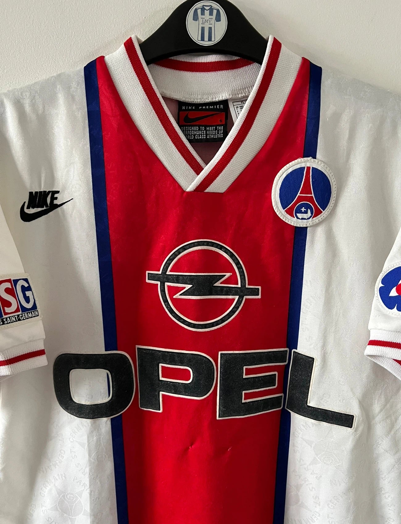 Maillot de foot vintage extérieur blanc du PSG de la saison 1995/1996. On peut retrouver l'équipementier Nike et le sponsor Opel. Le maillot est floqué du numéro 11 Patrice Loko. Il s'agit d'un maillot authentique d'époque.