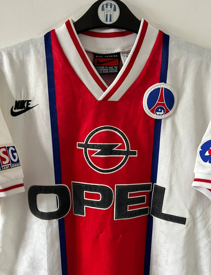 Maillot de foot vintage extérieur blanc du PSG de la saison 1995/1996. On peut retrouver l'équipementier Nike et le sponsor Opel. Le maillot est floqué du numéro 11 Patrice Loko. Il s'agit d'un maillot authentique d'époque.