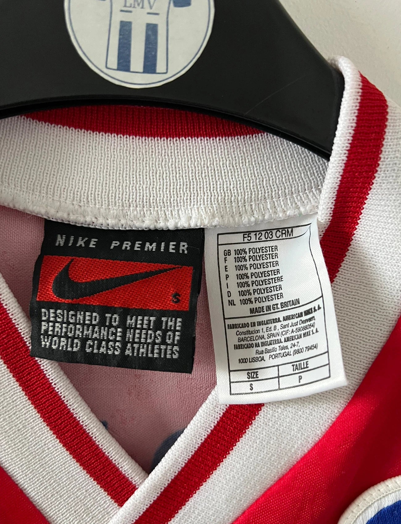 Maillot de foot vintage extérieur blanc du PSG de la saison 1995/1996. On peut retrouver l'équipementier Nike et le sponsor Opel. Le maillot est floqué du numéro 11 Patrice Loko. Il s'agit d'un maillot authentique d'époque.