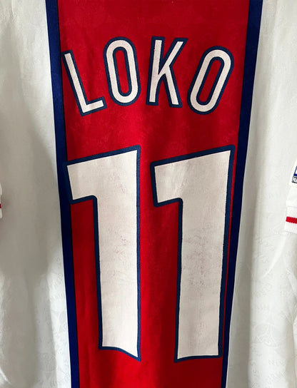 Maillot de foot vintage extérieur blanc du PSG de la saison 1995/1996. On peut retrouver l'équipementier Nike et le sponsor Opel. Le maillot est floqué du numéro 11 Patrice Loko. Il s'agit d'un maillot authentique d'époque.