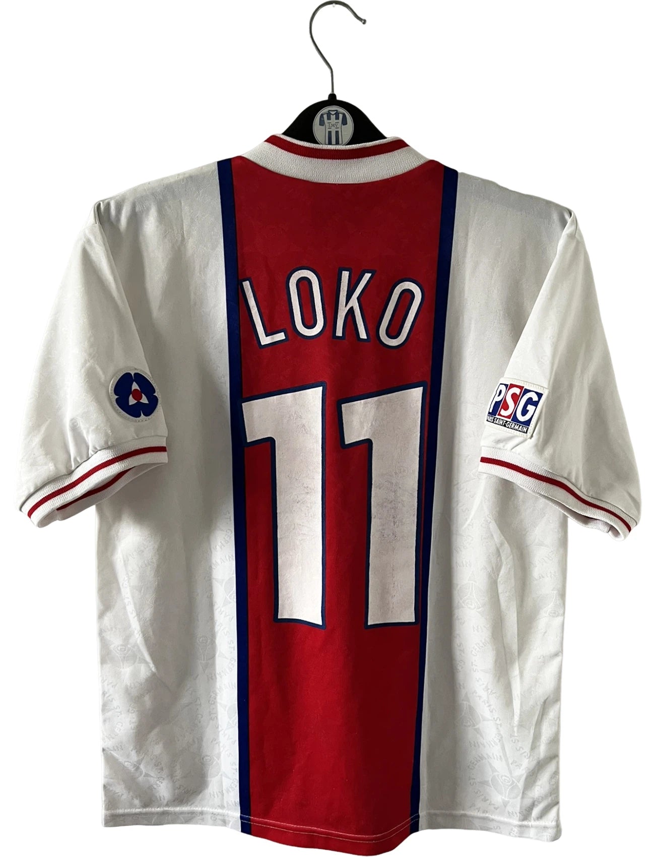 Maillot de foot vintage extérieur blanc du PSG de la saison 1995/1996. On peut retrouver l'équipementier Nike et le sponsor Opel. Le maillot est floqué du numéro 11 Patrice Loko. Il s'agit d'un maillot authentique d'époque.
