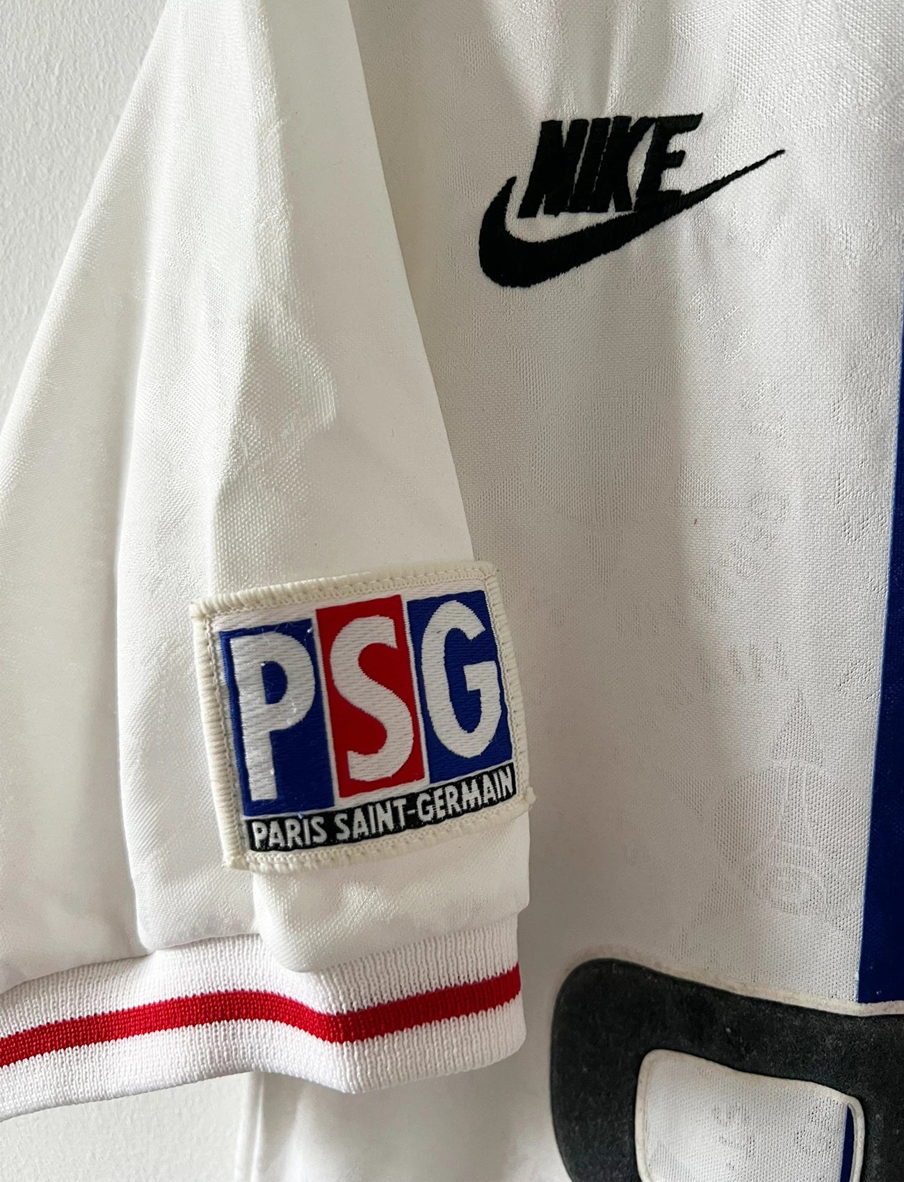 Maillot de foot vintage extérieur blanc du PSG de la saison 1995/1996. On peut retrouver l'équipementier Nike et le sponsor Opel. Le maillot est floqué du numéro 11 Patrice Loko. Il s'agit d'un maillot authentique d'époque.