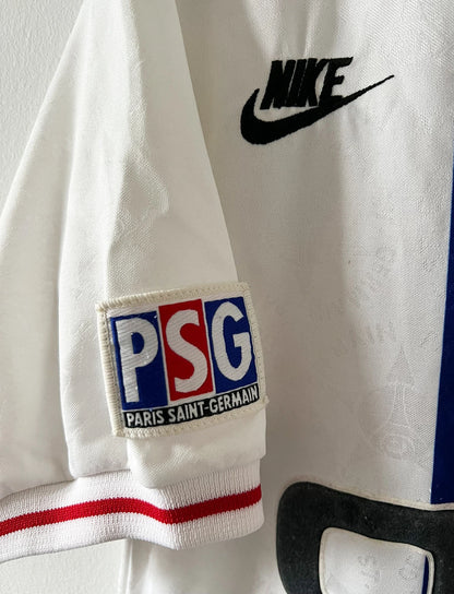 Maillot de foot vintage extérieur blanc du PSG de la saison 1995/1996. On peut retrouver l'équipementier Nike et le sponsor Opel. Le maillot est floqué du numéro 11 Patrice Loko. Il s'agit d'un maillot authentique d'époque.