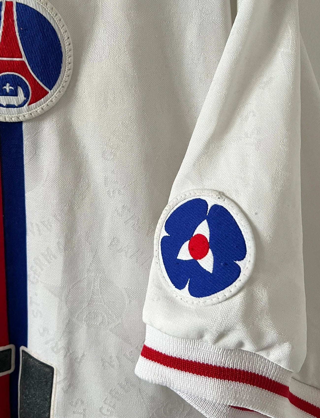 Maillot de foot vintage extérieur blanc du PSG de la saison 1995/1996. On peut retrouver l'équipementier Nike et le sponsor Opel. Le maillot est floqué du numéro 11 Patrice Loko. Il s'agit d'un maillot authentique d'époque.