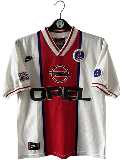Maillot de foot vintage extérieur blanc du PSG de la saison 1995/1996. On peut retrouver l'équipementier Nike et le sponsor Opel. Le maillot est floqué du numéro 11 Patrice Loko. Il s'agit d'un maillot authentique d'époque.