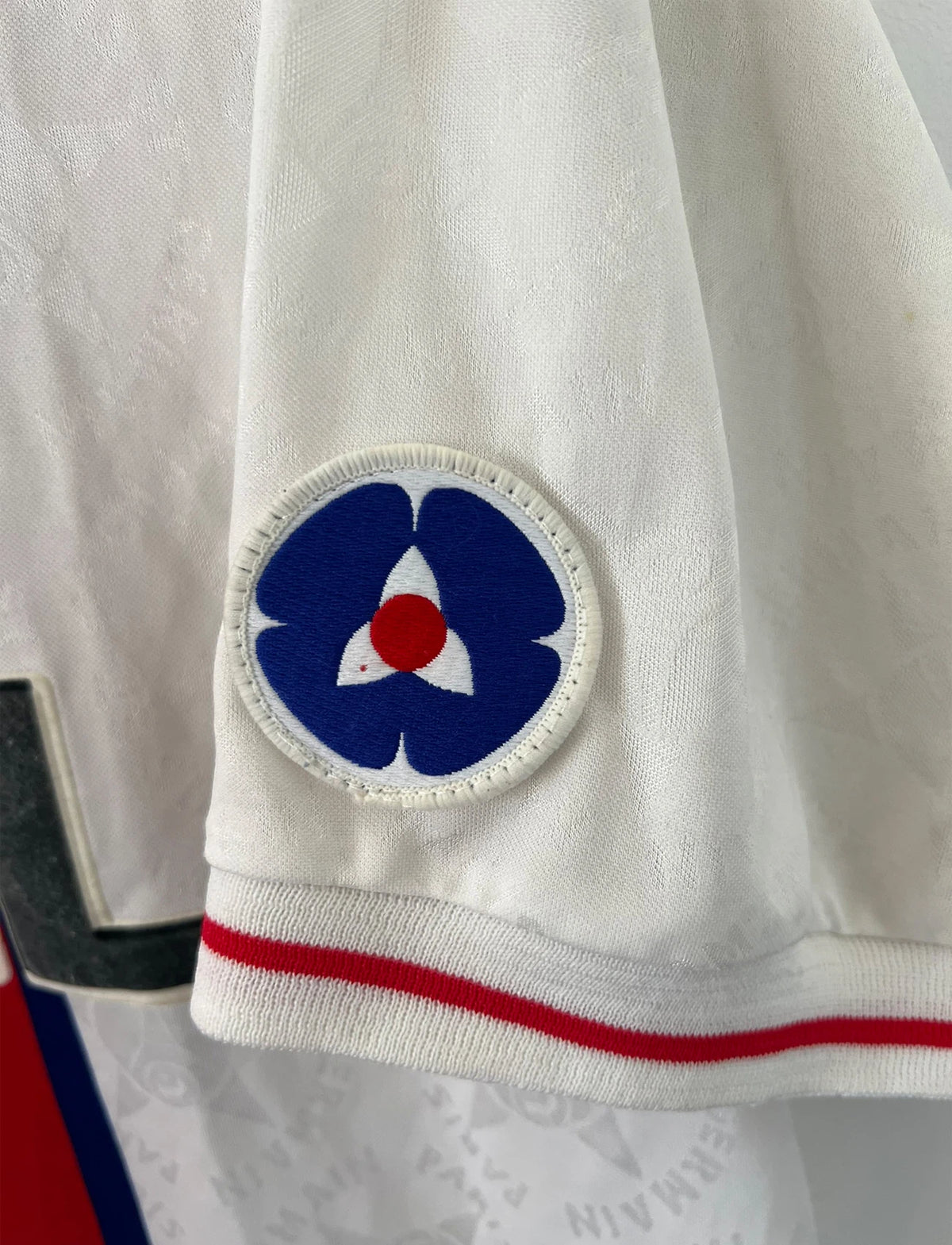 Maillot de foot vintage extérieur blanc du PSG de la saison 1995/1996. On peut retrouver l'équipementier Nike et le sponsor Opel. Il s'agit d'un maillot authentique d'époque.