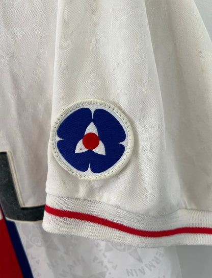 Maillot de foot vintage extérieur blanc du PSG de la saison 1995/1996. On peut retrouver l'équipementier Nike et le sponsor Opel. Il s'agit d'un maillot authentique d'époque.