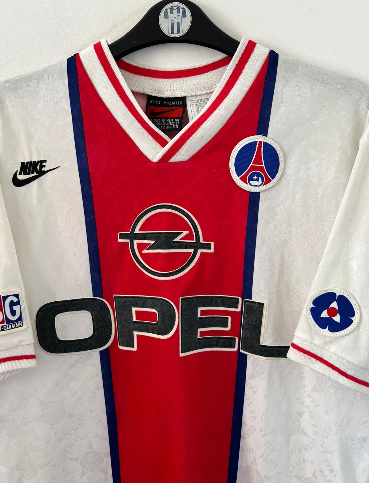 Maillot de foot vintage extérieur blanc du PSG de la saison 1995/1996. On peut retrouver l'équipementier Nike et le sponsor Opel. Il s'agit d'un maillot authentique d'époque.