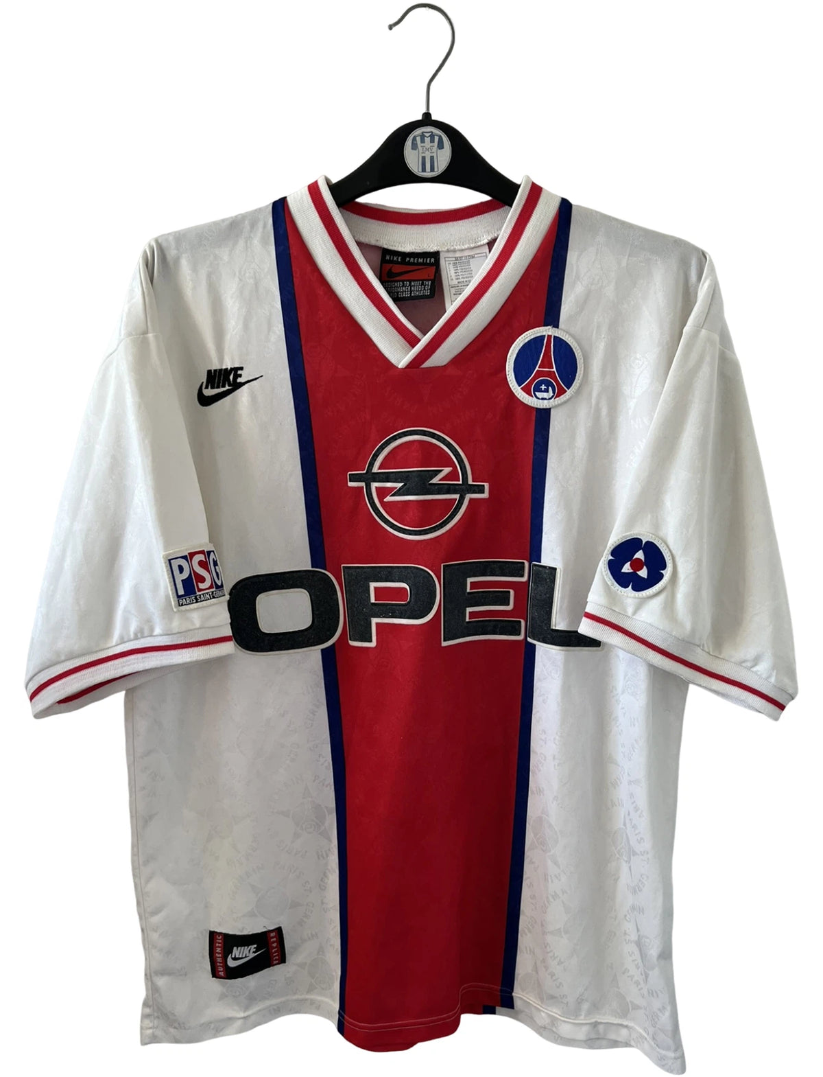 Maillot de foot vintage extérieur blanc du PSG de la saison 1995/1996. On peut retrouver l'équipementier Nike et le sponsor Opel. Il s'agit d'un maillot authentique d'époque.
