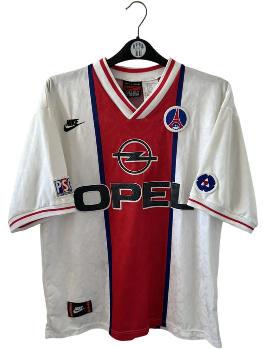 Maillot de foot vintage extérieur blanc du PSG de la saison 1995/1996. On peut retrouver l'équipementier Nike et le sponsor Opel. Il s'agit d'un maillot authentique d'époque.