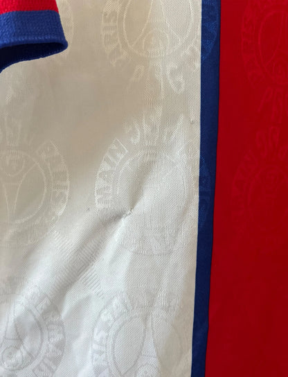 Maillot de foot vintage extérieur blanc du PSG 1996/1997. On peut retrouver l'équipementier Nike et le sponsor Opel. Il s'agit d'un maillot authentique d'époque.