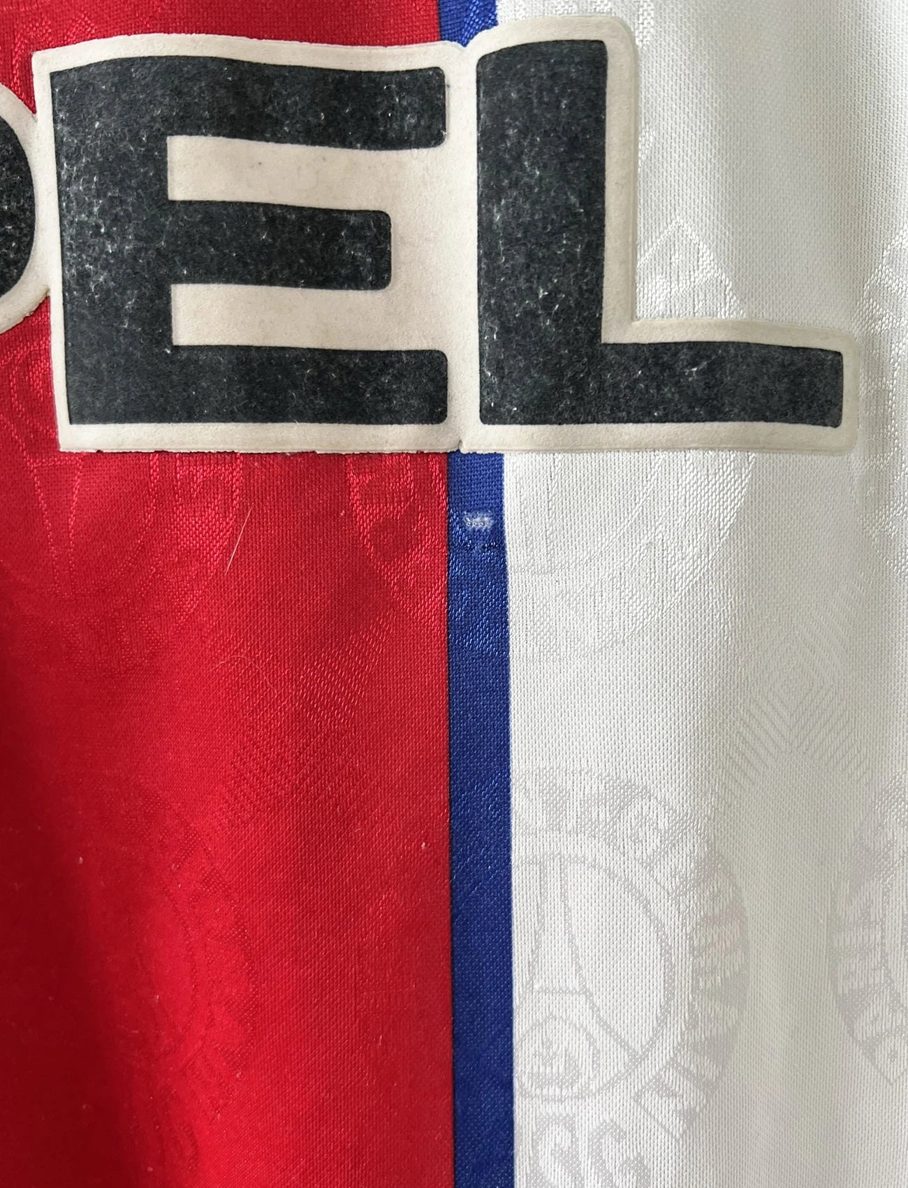 Maillot de foot vintage blanc rouge et bleu du PSG de la saison 1996/1997. On peut retrouver l'équipementier nike et le sponsor opel. Il s'agit d'un maillot authentique d'époque.