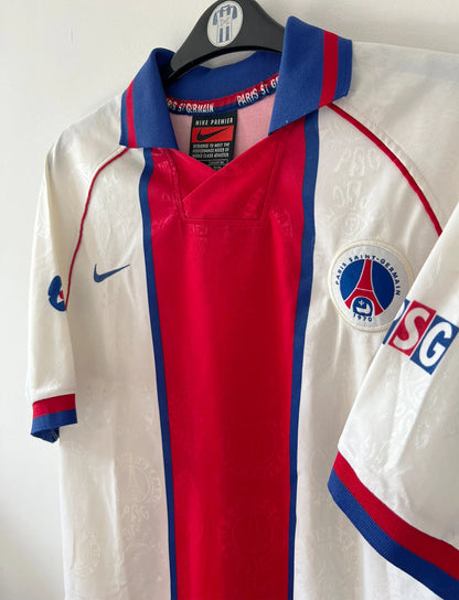 Maillot de foot vintage extérieur blanc du PSG 1996/1997. On peut retrouver l'équipementier Nike. Il s'agit d'un maillot authentique d'époque.