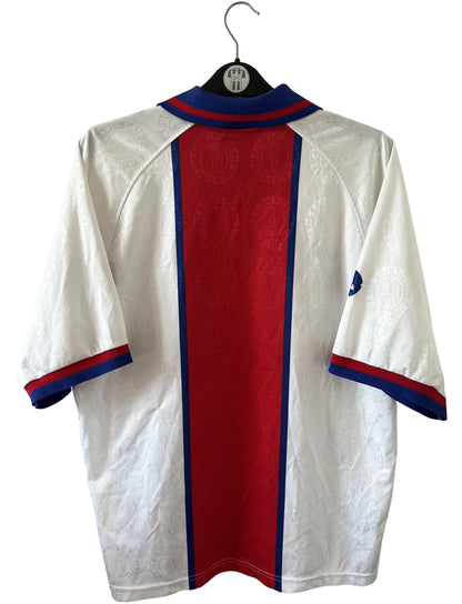 Maillot de foot vintage extérieur blanc du PSG 1996/1997. On peut retrouver l'équipementier Nike et le sponsor Opel. Il s'agit d'un maillot authentique d'époque.