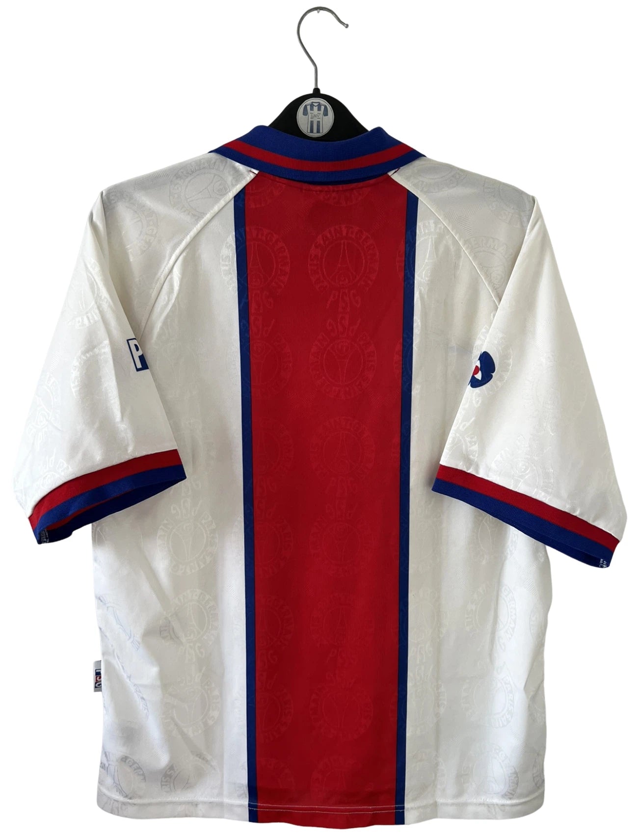Maillot de foot vintage extérieur blanc du PSG 1996/1997. On peut retrouver l'équipementier Nike. Il s'agit d'un maillot authentique d'époque.