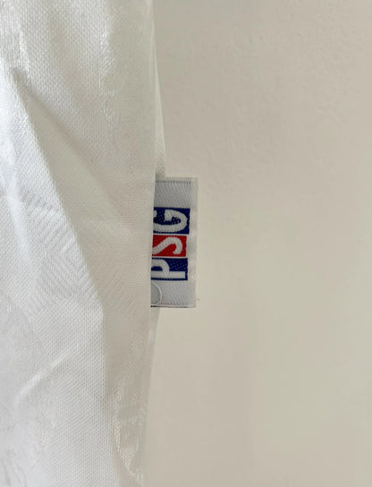 Maillot de foot vintage extérieur blanc du PSG 1996/1997. On peut retrouver l'équipementier Nike. Il s'agit d'un maillot authentique d'époque.