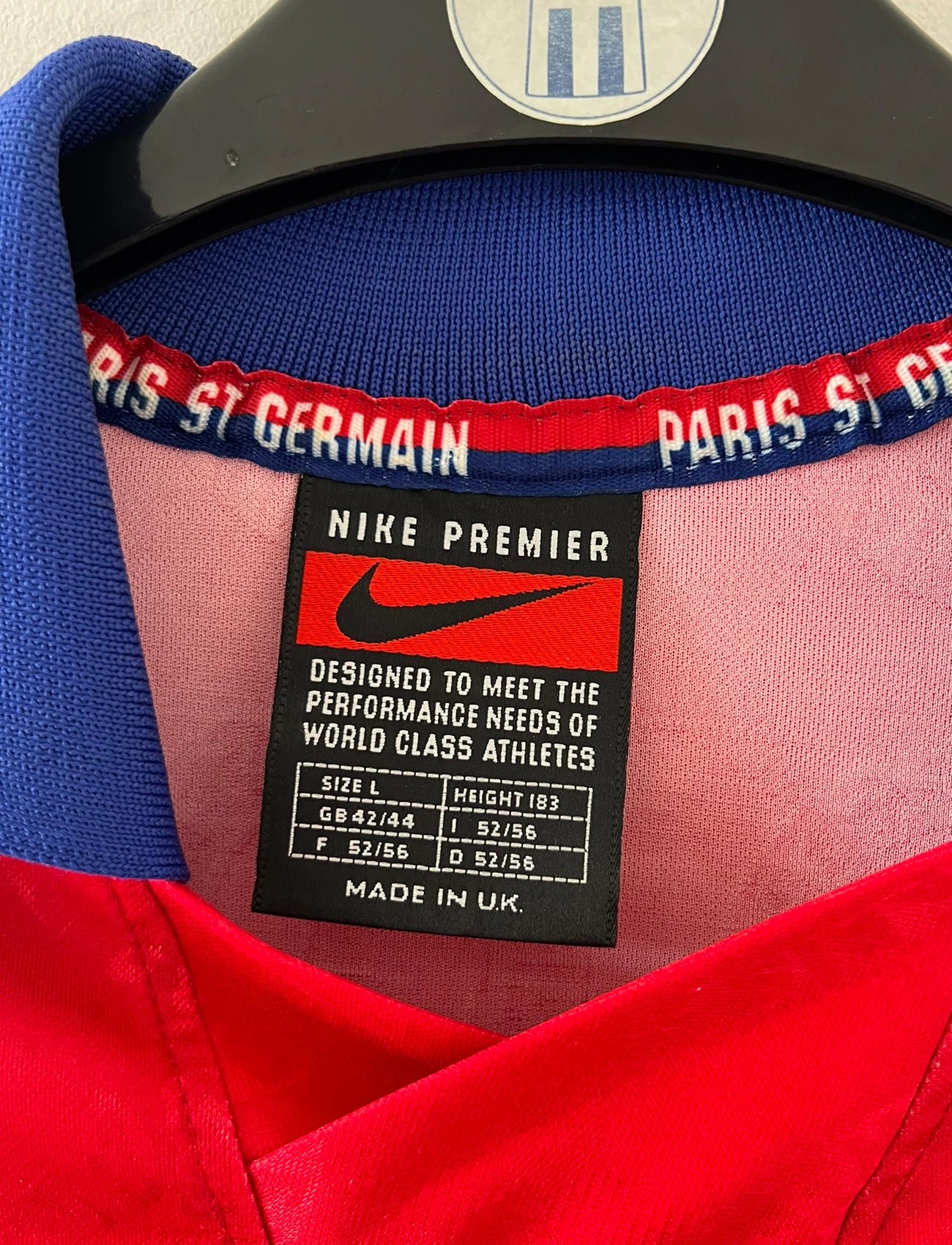 Maillot de foot vintage extérieur blanc du PSG 1996/1997. On peut retrouver l'équipementier Nike. Il s'agit d'un maillot authentique d'époque.
