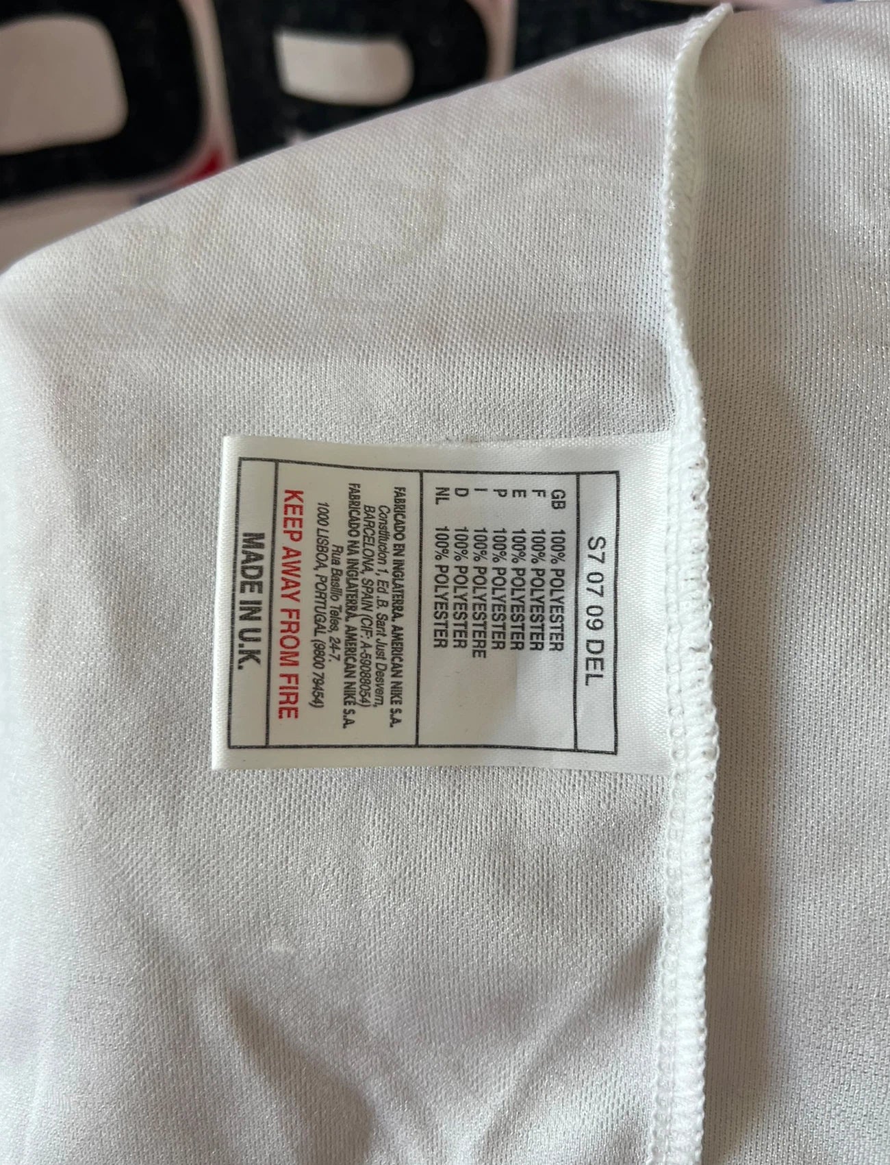 Maillot de foot vintage extérieur blanc du PSG 1996/1997. On peut retrouver l'équipementier Nike et le sponsor Opel. Il s'agit d'un maillot authentique d'époque.