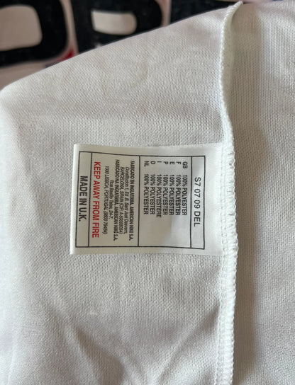 Maillot de foot vintage extérieur blanc du PSG 1996/1997. On peut retrouver l'équipementier Nike et le sponsor Opel. Il s'agit d'un maillot authentique d'époque.