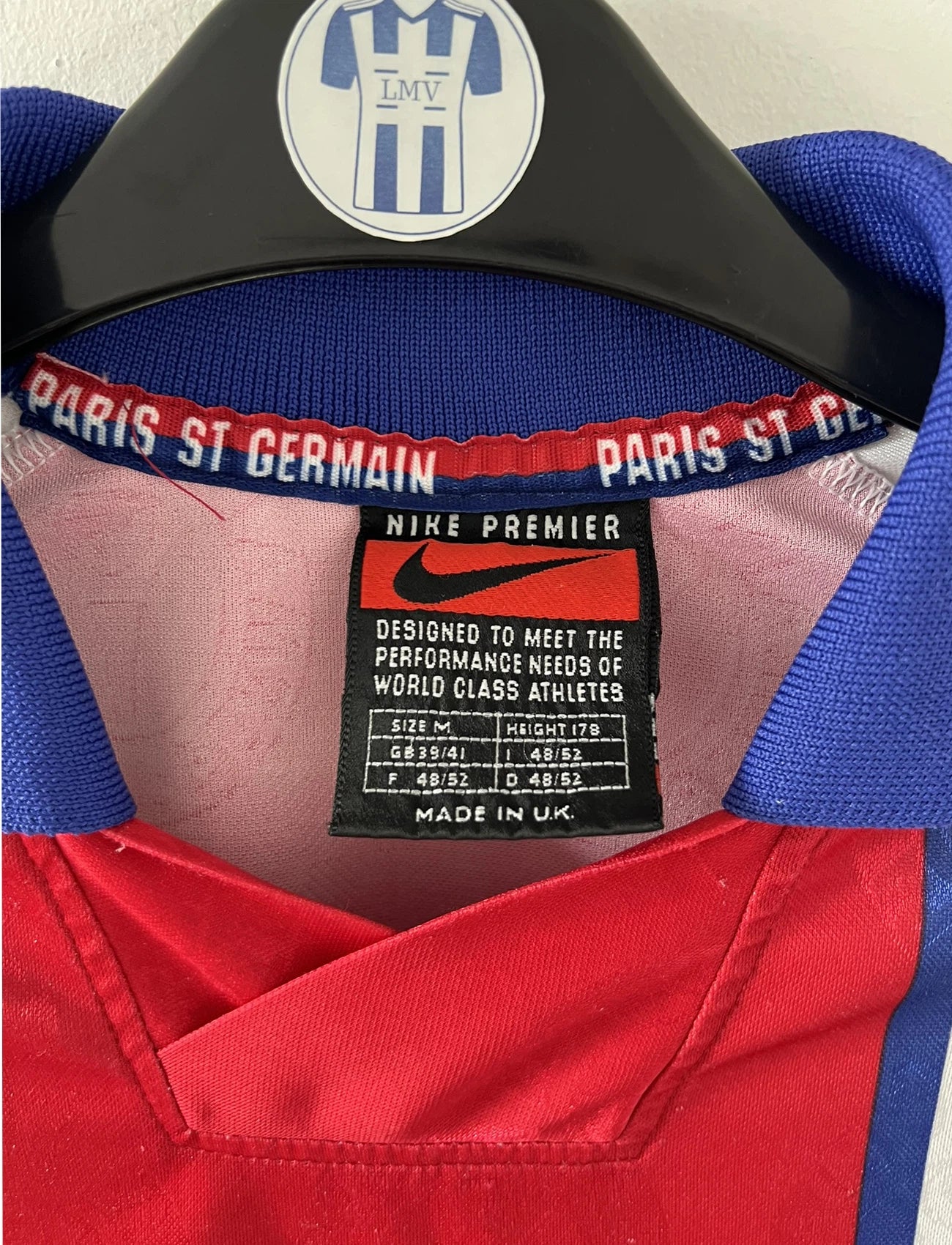 Maillot de foot vintage blanc rouge et bleu du PSG de la saison 1996/1997. On peut retrouver l'équipementier nike et le sponsor opel. Il s'agit d'un maillot authentique d'époque.