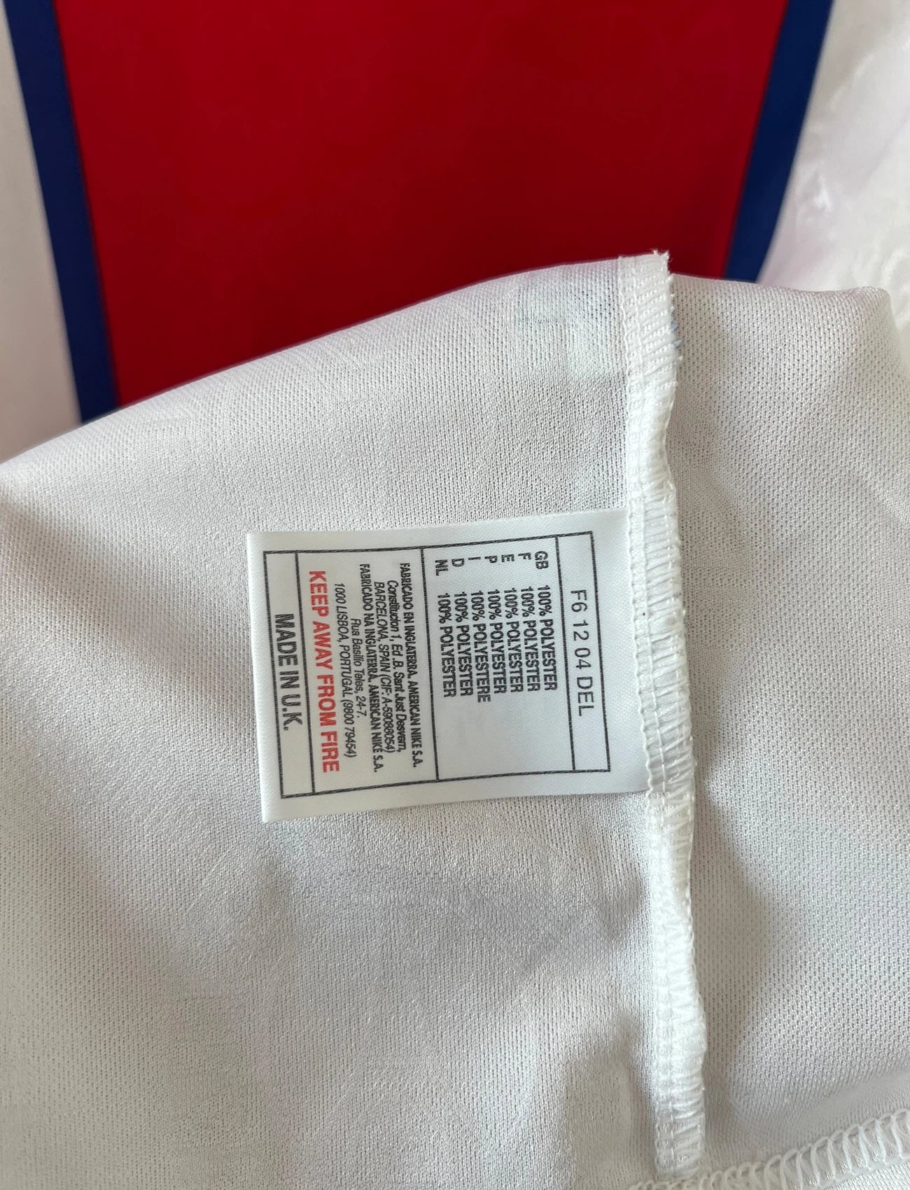 Maillot de foot vintage extérieur blanc du PSG 1996/1997. On peut retrouver l'équipementier Nike. Il s'agit d'un maillot authentique d'époque.