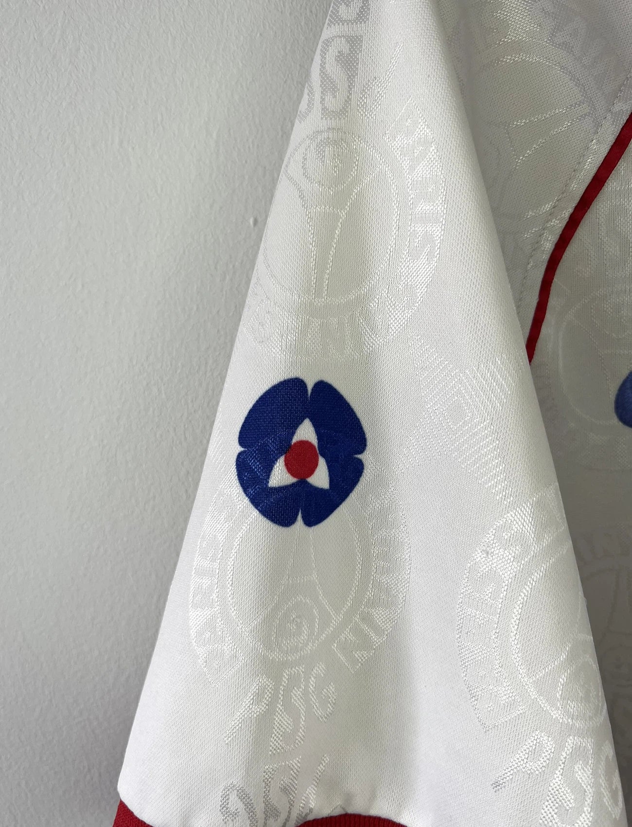 Maillot de foot vintage blanc rouge et bleu du PSG de la saison 1996/1997. On peut retrouver l'équipementier nike et le sponsor opel. Il s'agit d'un maillot authentique d'époque.