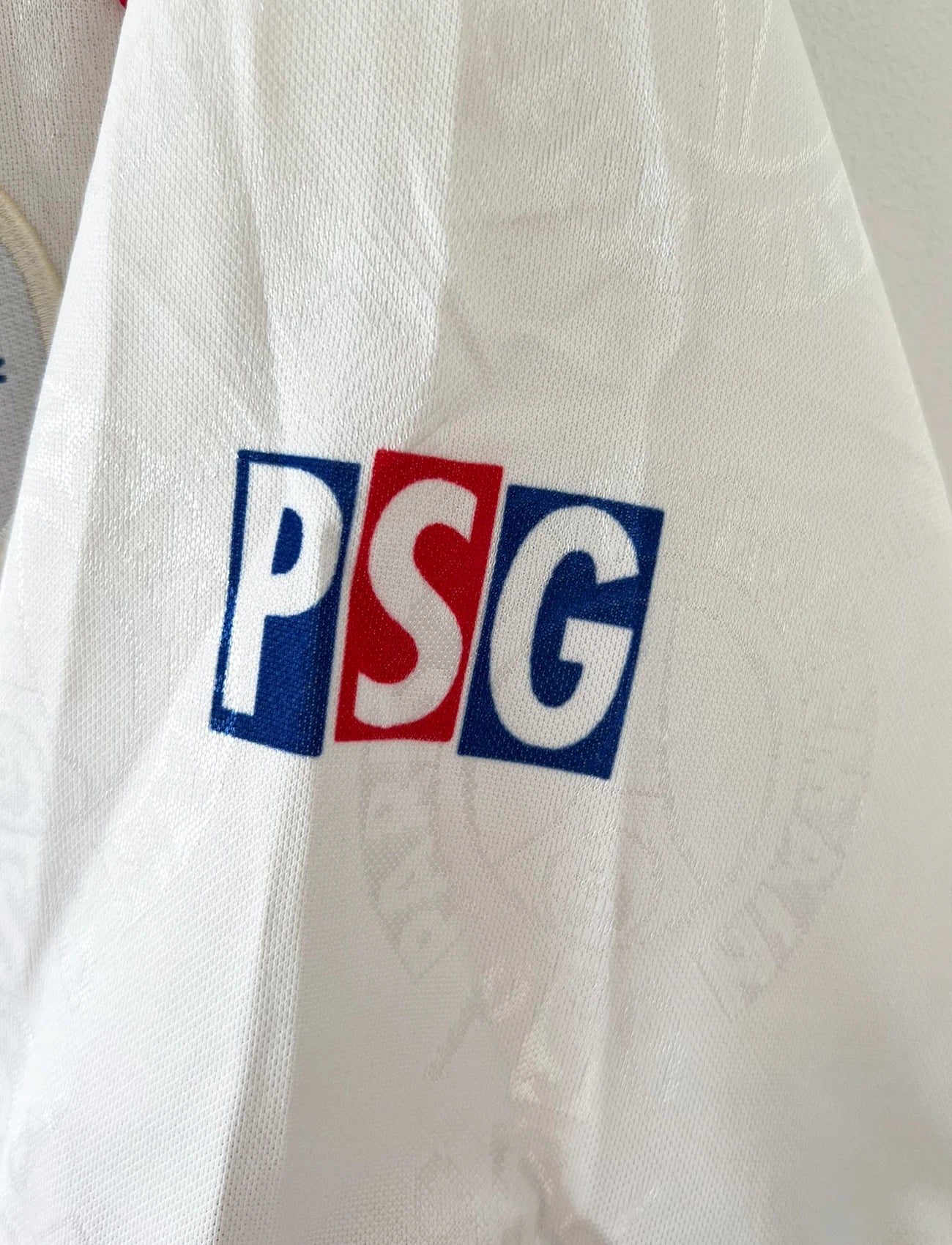 Maillot de foot vintage extérieur blanc du PSG 1996/1997. On peut retrouver l'équipementier Nike. Il s'agit d'un maillot authentique d'époque.