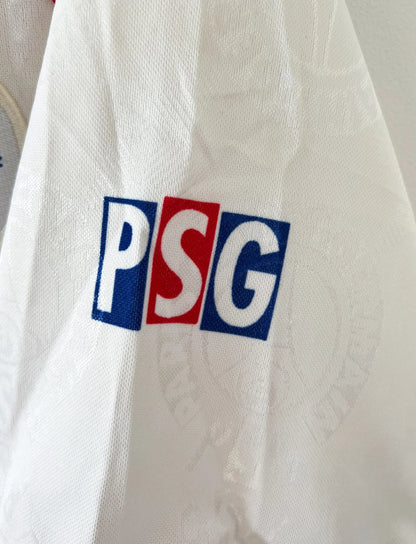 Maillot de foot vintage extérieur blanc du PSG 1996/1997. On peut retrouver l'équipementier Nike. Il s'agit d'un maillot authentique d'époque.