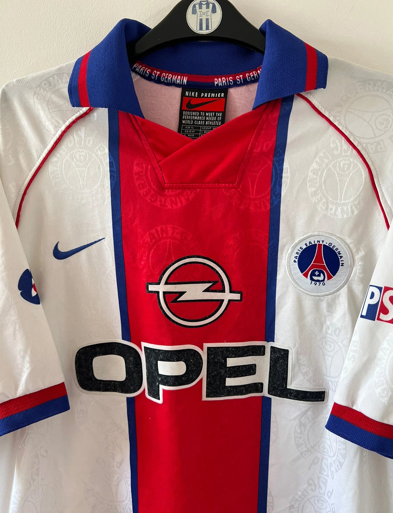 Maillot de foot vintage extérieur blanc du PSG 1996/1997. On peut retrouver l'équipementier Nike et le sponsor Opel. Il s'agit d'un maillot authentique d'époque.