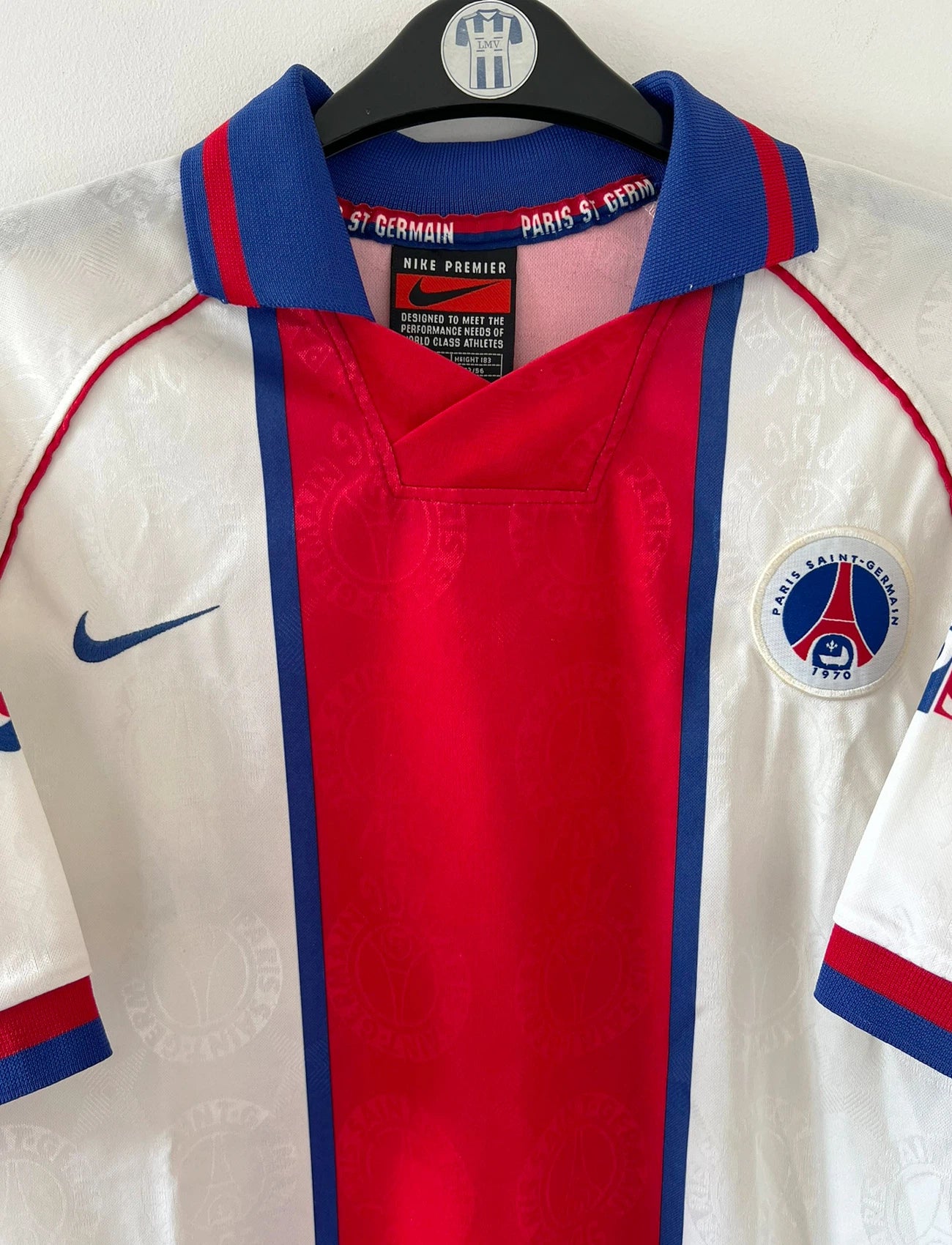 Maillot de foot vintage extérieur blanc du PSG 1996/1997. On peut retrouver l'équipementier Nike. Il s'agit d'un maillot authentique d'époque.
