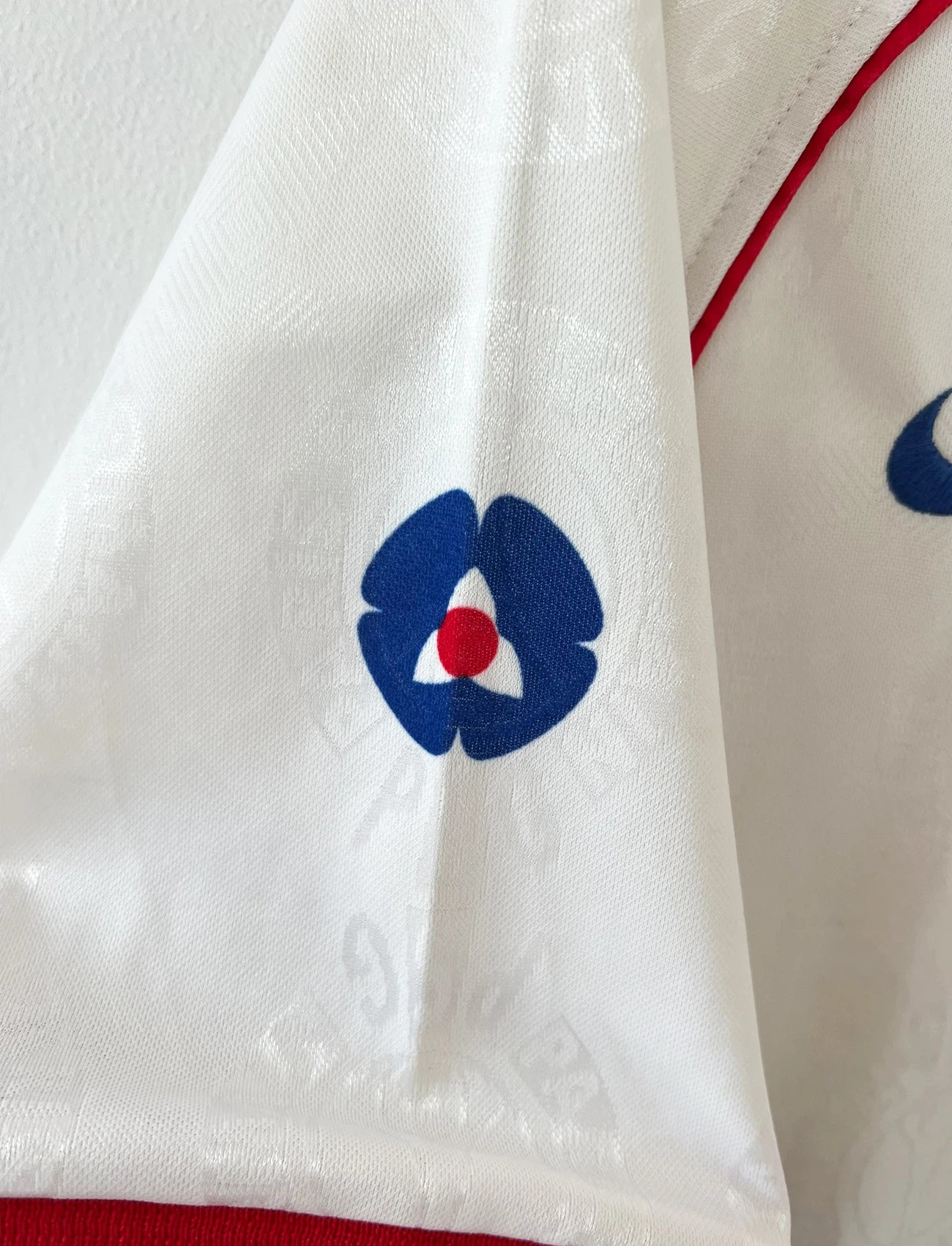 Maillot de foot vintage extérieur blanc du PSG 1996/1997. On peut retrouver l'équipementier Nike. Il s'agit d'un maillot authentique d'époque.