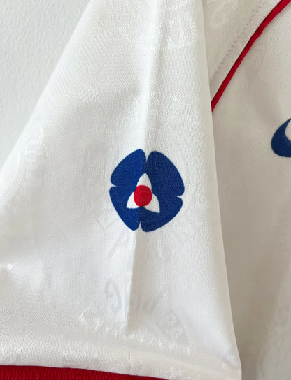 Maillot de foot vintage extérieur blanc du PSG 1996/1997. On peut retrouver l'équipementier Nike. Il s'agit d'un maillot authentique d'époque.
