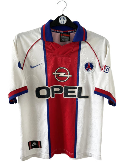 Maillot de foot vintage blanc rouge et bleu du PSG de la saison 1996/1997. On peut retrouver l'équipementier nike et le sponsor opel. Il s'agit d'un maillot authentique d'époque.