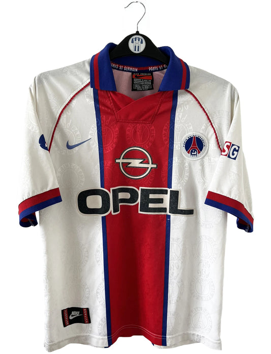 Maillot de foot vintage blanc rouge et bleu du PSG de la saison 1996/1997. On peut retrouver l'équipementier nike et le sponsor opel. Il s'agit d'un maillot authentique d'époque.