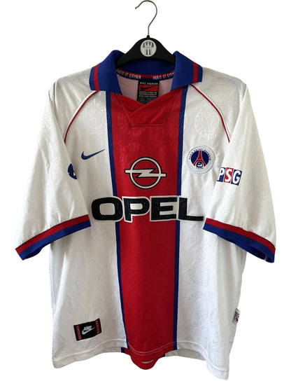 Maillot de foot vintage extérieur blanc du PSG 1996/1997. On peut retrouver l'équipementier Nike et le sponsor Opel. Il s'agit d'un maillot authentique d'époque.