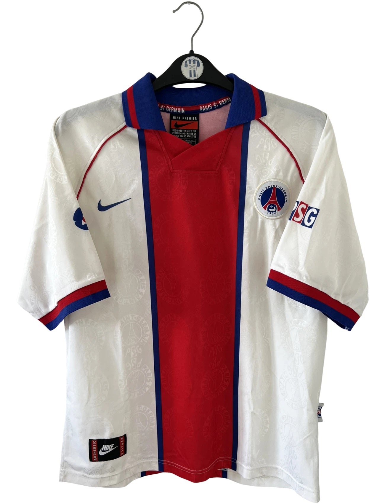 Maillot de foot vintage extérieur blanc du PSG 1996/1997. On peut retrouver l'équipementier Nike. Il s'agit d'un maillot authentique d'époque.