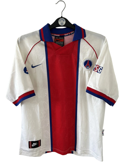 Maillot de foot vintage extérieur blanc du PSG 1996/1997. On peut retrouver l'équipementier Nike. Il s'agit d'un maillot authentique d'époque.