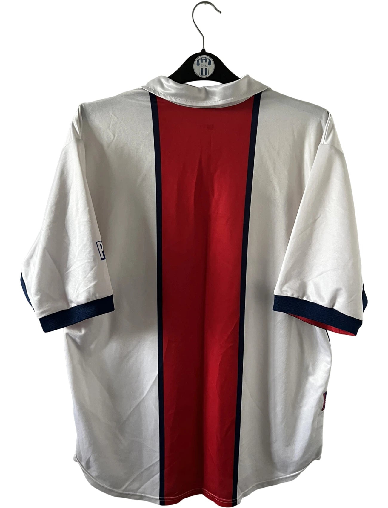 Maillot extérieur PSG blanc et rouge de la saison 1998/1999. On peut retrouver l'équipementier Nike et le sponsor Opel. Il s'agit d'un maillot authentique d'époque.