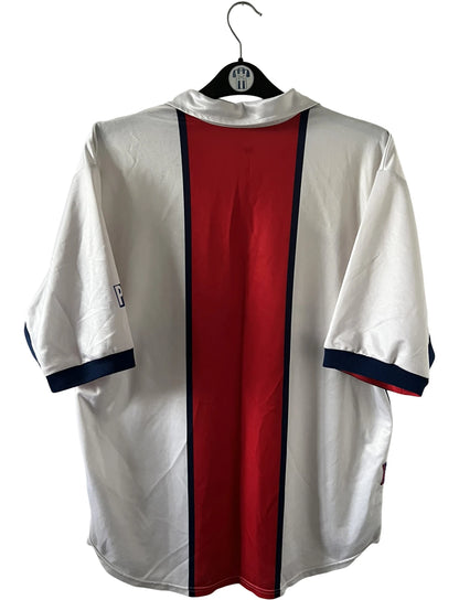 Maillot extérieur PSG blanc et rouge de la saison 1998/1999. On peut retrouver l'équipementier Nike et le sponsor Opel. Il s'agit d'un maillot authentique d'époque.