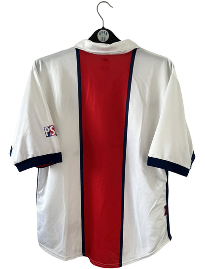 Maillot de foot vintage extérieur blanc du PSG de la saison 1998/1999. On peut retrouver l'équipementier Nike et le sponsor Opel. Il s'agit d'un maillot authentique d'époque.