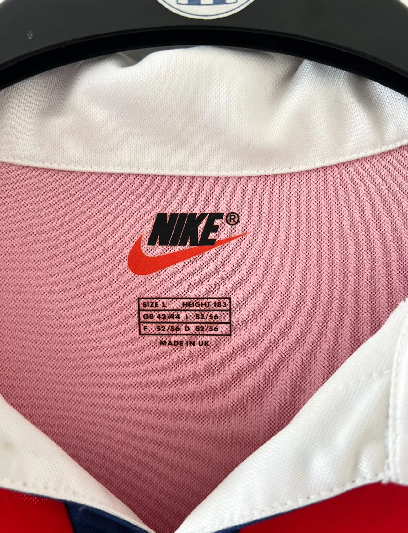 Maillot de foot vintage extérieur blanc du PSG de la saison 1998/1999. On peut retrouver l'équipementier Nike et le sponsor Opel. Il s'agit d'un maillot authentique d'époque.