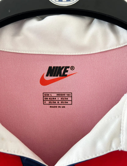 Maillot de foot vintage extérieur blanc du PSG de la saison 1998/1999. On peut retrouver l'équipementier Nike et le sponsor Opel. Il s'agit d'un maillot authentique d'époque.